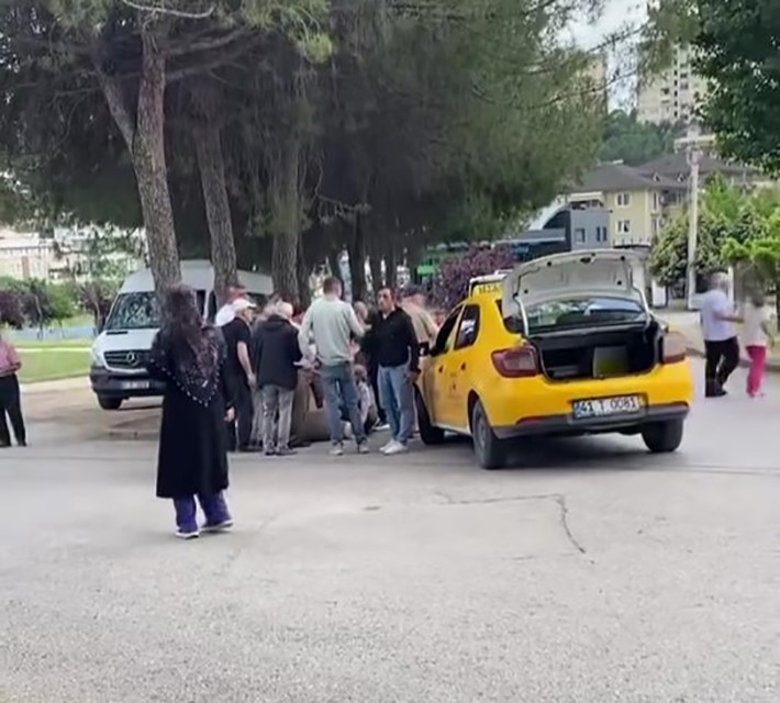 Kocaeli'nin İzmit ilçesinde seyir halinde olan taksi, yayaya çarptı. Kazada