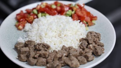 Bağcılar Belediyesi'nde görevli diyetisyen Kübra Kaynar, vatandaşlara sağlıklı et tüketimi