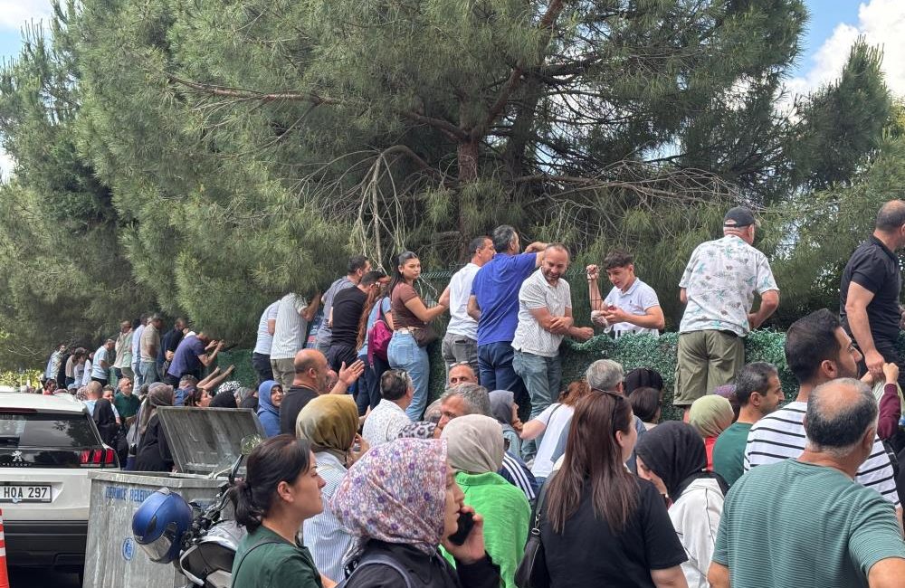 Kocaeli'nin Derince ilçesindeki bir lisede, LGS'nin ikinci oturumu öncesinde öğrenciler