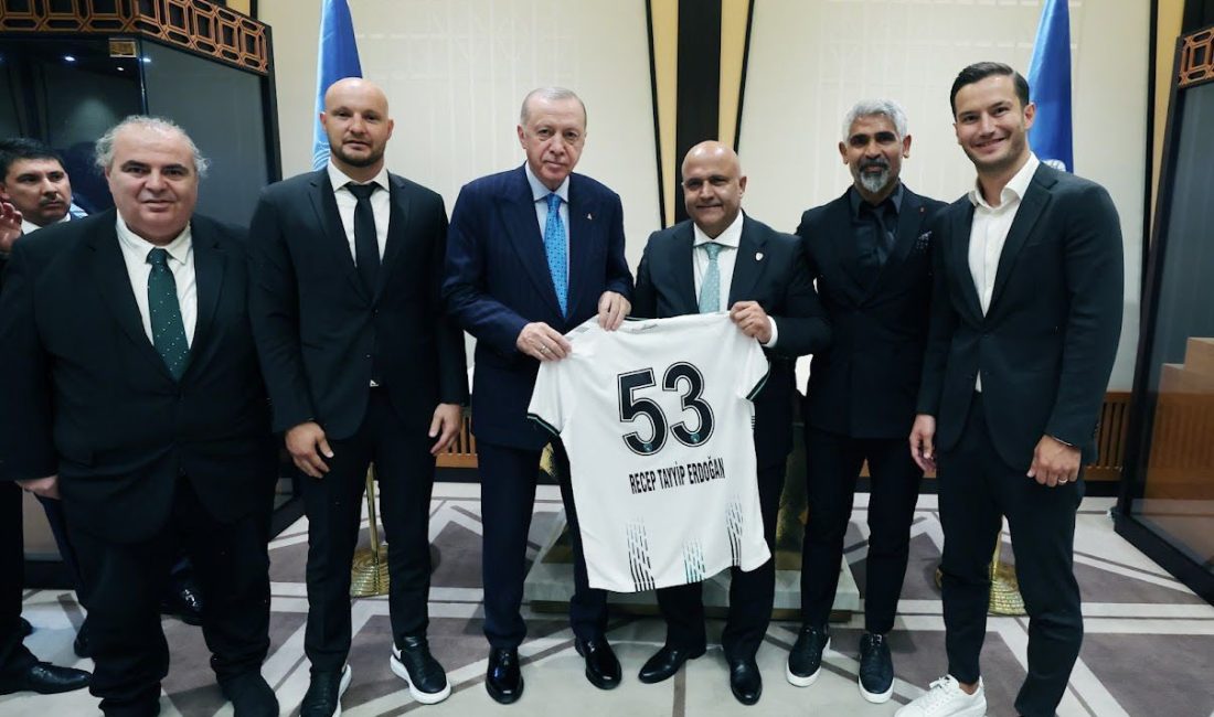 Kocaelispor Başkanı, eski teknik direktör ve futbolcular, şampiyonluk kupasıyla birlikte