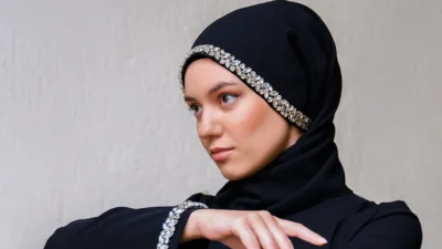 Modern ve zarif tesettür giyimi benimseyen kadınlar için özenle hazırlanan