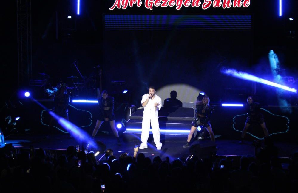 Kocaeli'nin Kartepe ilçesinde sahne alan Sefo, konser alanını dolduran dinleyicilerini