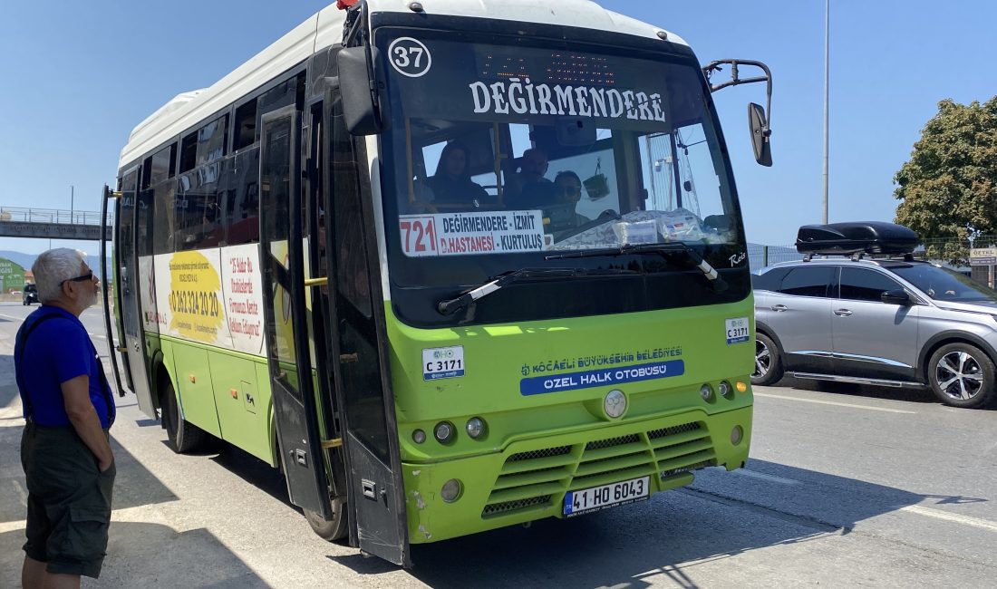 Kocaeli'nin Gölcük ilçesinde özel halk otobüsü şoförü, yevmiyesinden yolculara ücretsiz
