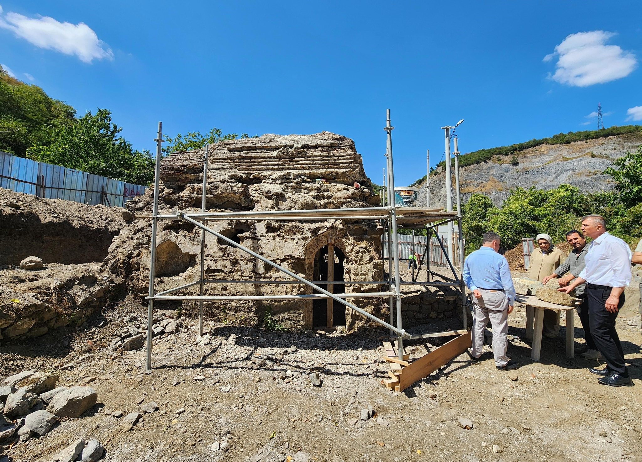 Gölcük'te bulunan ve Osmanlı döneminden günümüze ulaşan hamamın restorasyon çalışmaları
