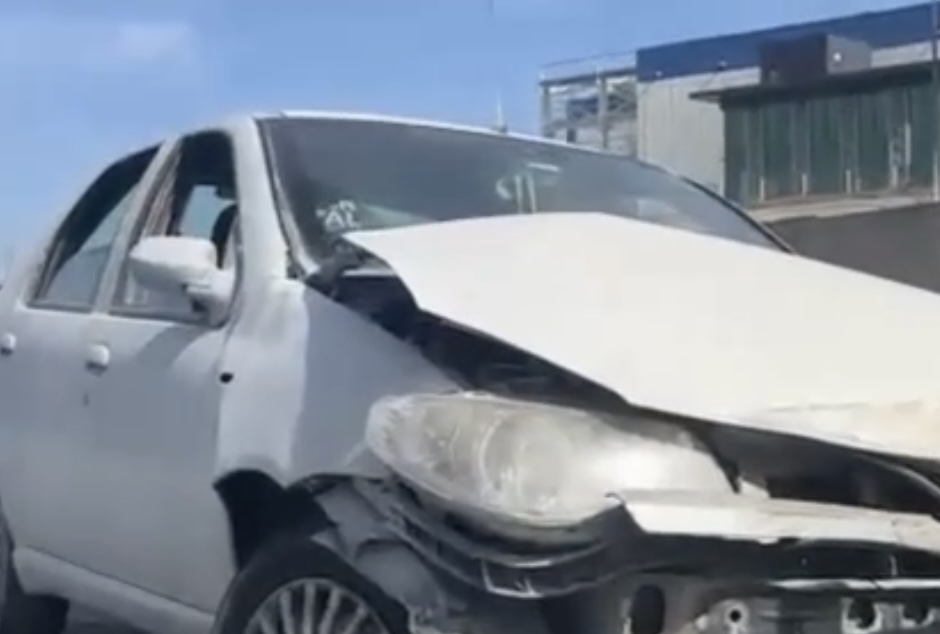 Kocaeli'nin Gebze ilçesinde sürücüsünün kontrolünden çıkan otomobilin bariyerlere çarpması sonucu