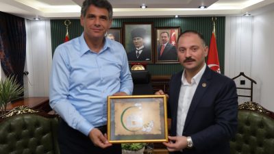 Kartepe Belediye Başkanı Mustafa Kocaman, beraberinde AK Parti Kartepe İlçe