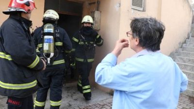 Kocaeli'nin İzmit ilçesinde bir evde çıkan yangından son anda kurtarılan