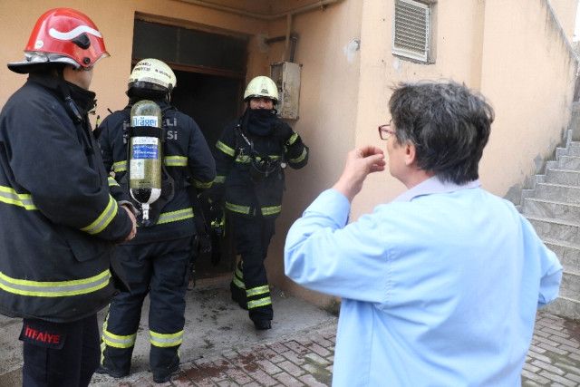 Kocaeli'nin İzmit ilçesinde bir evde çıkan yangından son anda kurtarılan