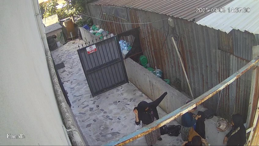 Kocaeli'nin Darıca ilçesinde 3 kadın, ara sokaktaki bir evin bahçesinde