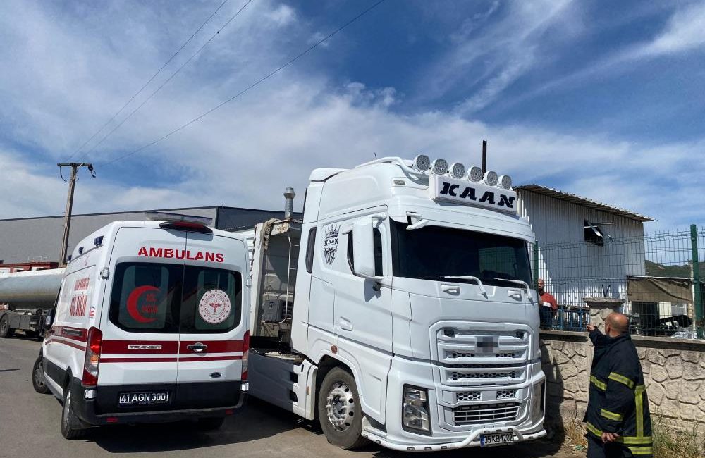 Kocaeli'nin Körfez ilçesinde damperini kaldırdığı kamyonun elektrik tellerine temas etmesi