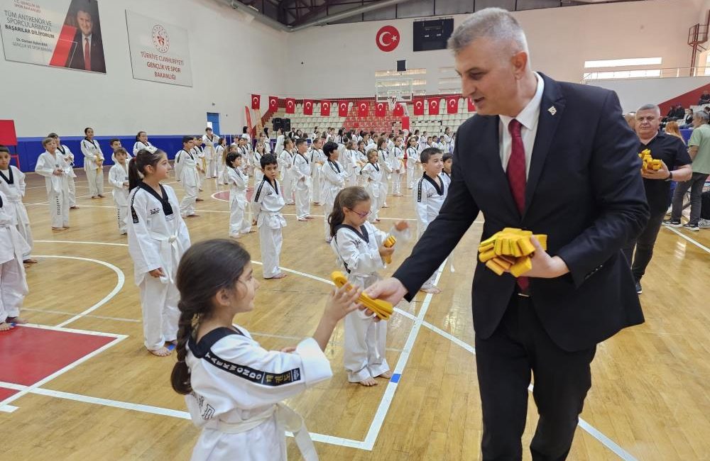 Gölcük Belediyespor bünyesinde tekvando eğitimi alan 253 sporcu, düzenlenen törenle