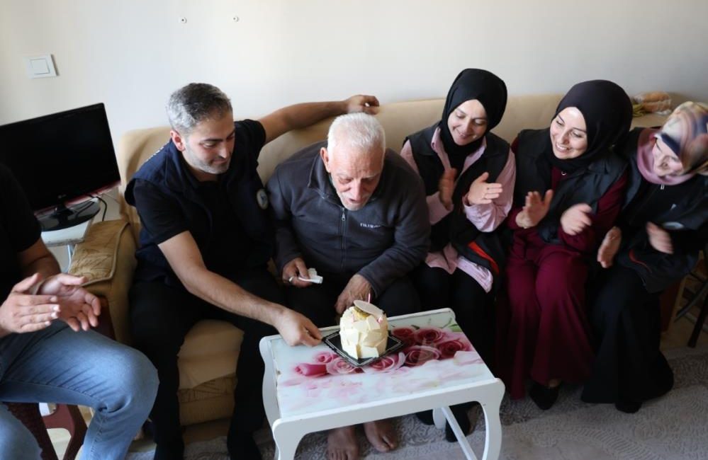 Kartepe'de yalnız yaşayan yaşlılara destek olmak amacıyla kurulan Alo Evlat