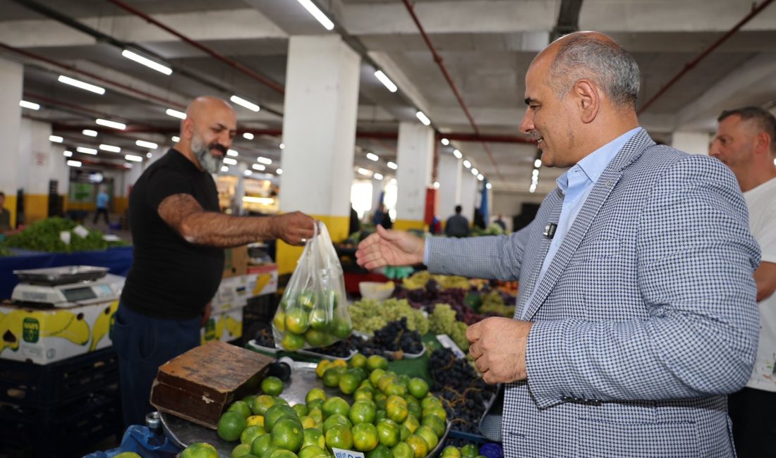 Körfez Belediye Başkanı Şener Söğüt, Yeniyalı Mahallesi’nde kurulan Cuma pazarını