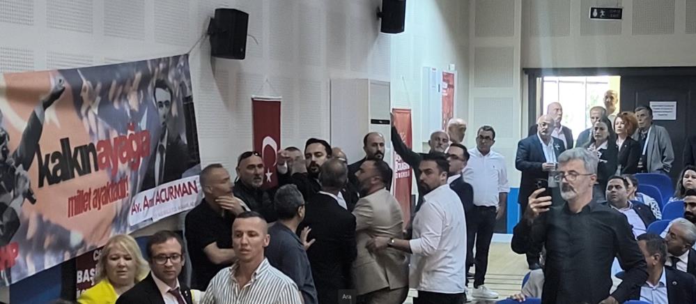 CHP Başiskele ilçe kongresinde, başkan adayı Uğur Falay'ın konuşması sırasında