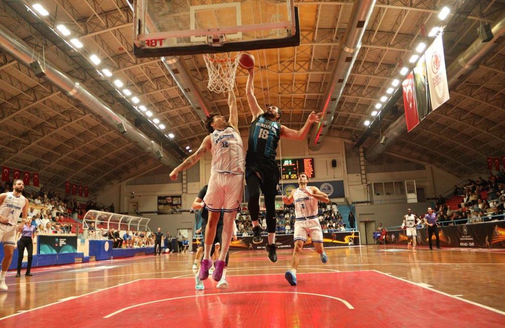 Türkiye Basketbol Ligi’nin 2. haftasında Kocaeli Büyükşehir Belediye Kağıtspor sahasında
