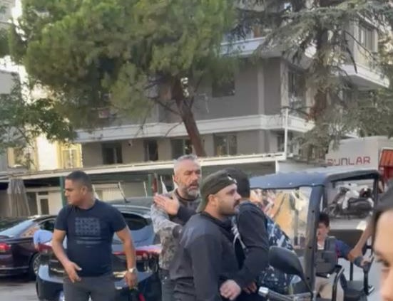 İstanbul'un Kadıköy ilçesinde Erenköy İlkokulu önünde çıkan tartışmada bir veli,
