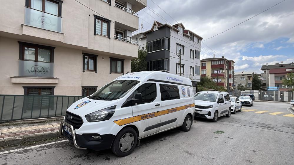 Kocaeli'nin Gebze ilçesinde evinde tabancayla vurulan 26 yaşındaki kadın hayatını