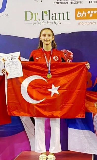 Körfez Gençlerbirliği Spor Kulübü taekwondo sporcuları Ravza Kahyaoğlu ve Eymen