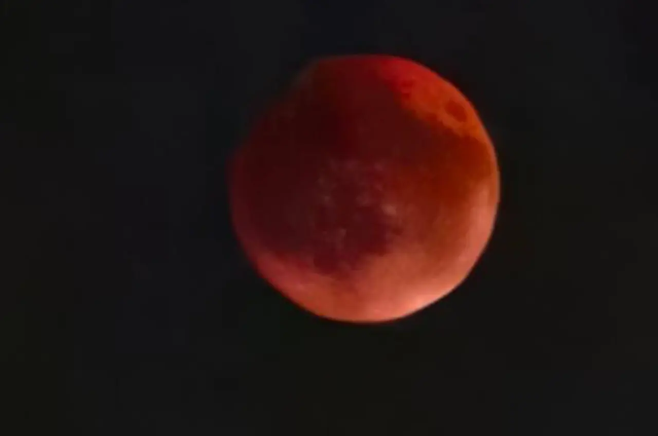 Gökyüzünde eşsiz bir manzara yaşatan ve "Kanlı Ay" tutulması olarak