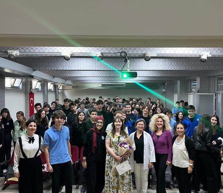 Kocaeli Fen Lisesi öğrencileri, okulun İngilizce Kulübü tarafından düzenlenen etkinlikte,