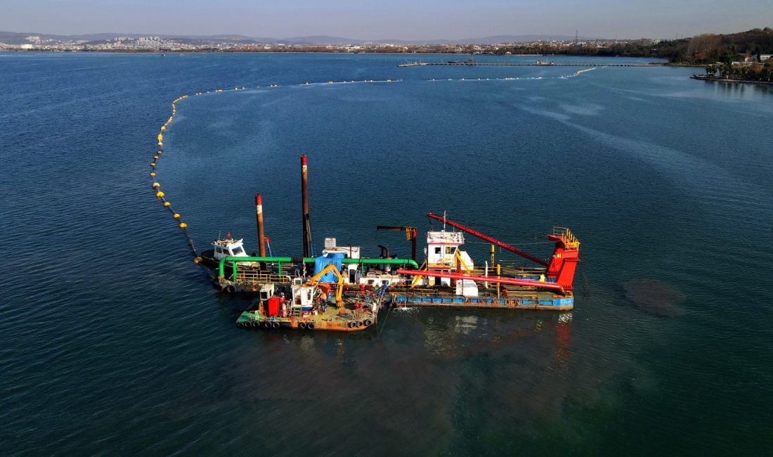 Kocaeli Büyükşehir Belediyesi’nin İzmit Körfezi’nde yürüttüğü Dip Çamuru Temizliği Projesi’nin