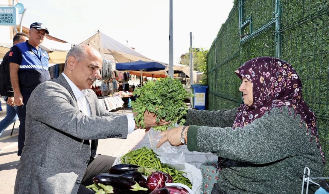 Körfez Belediye Başkanı Şener Söğüt, Perşembe Pazarı’nı ziyaret etti, esnafla