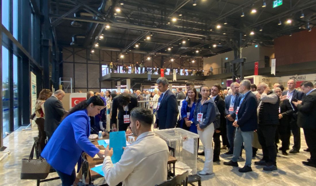 CHP Kocaeli İl Kongresi'nde oy kullanma süreci başladı. 642 delege