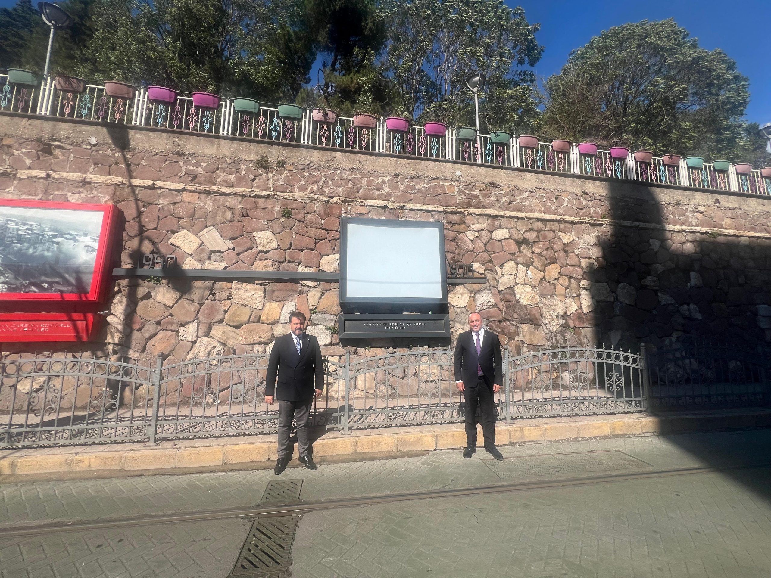 
İzmit Belediyesinin eski Tren Yolu duvarlarını süsleyen ve kenti simgeleyen