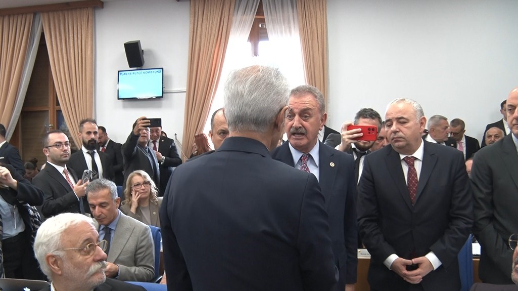 Ulaştırma ve Altyapı Bakanı Abdülkadir Uraloğlu, Kocaeli’nin Gebze ilçesinde binanın