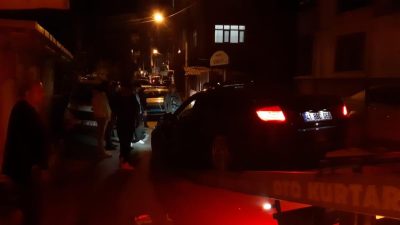 Kocaeli'nin Körfez ilçesinde otomobilinin içerisindeyken bıçaklı saldırıya uğrayan bir kişi,