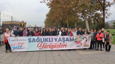 İzmit Belediyesinin düzenlediği Sağlıklı Yaşam Yürüyüşleri, özellikle kadınların yoğun katılımıyla