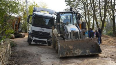 Kocaeli'nin İzmit ilçesinde mıcır yüklü kamyonun damperinin devrilmesi sonucu panikleyen