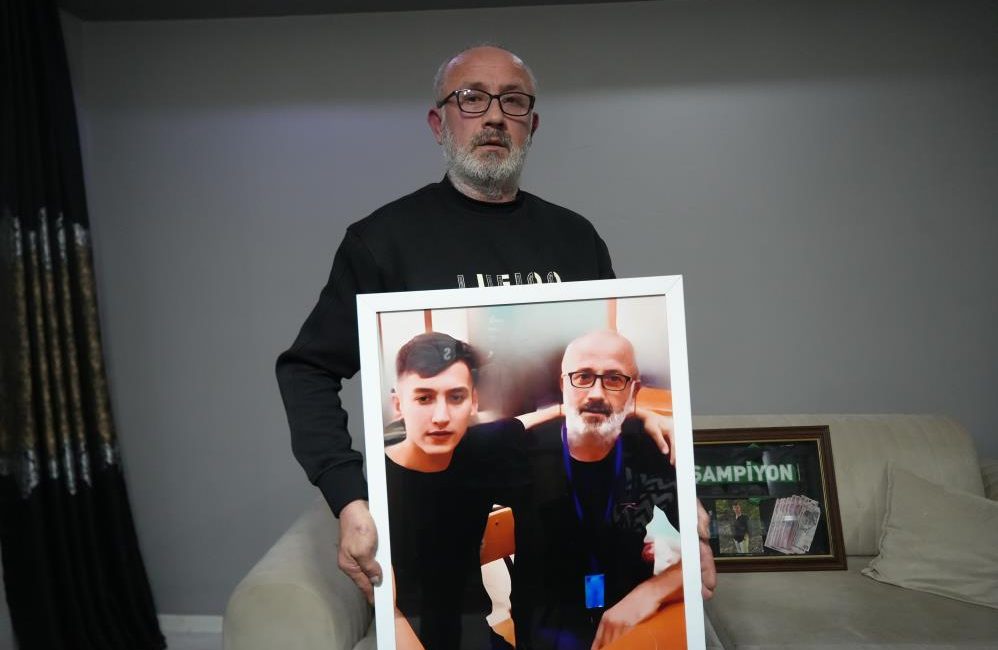 Kocaeli’de bıçaklanarak öldürülen gencin babası, yürek burkan sözlerle adalet istedi.