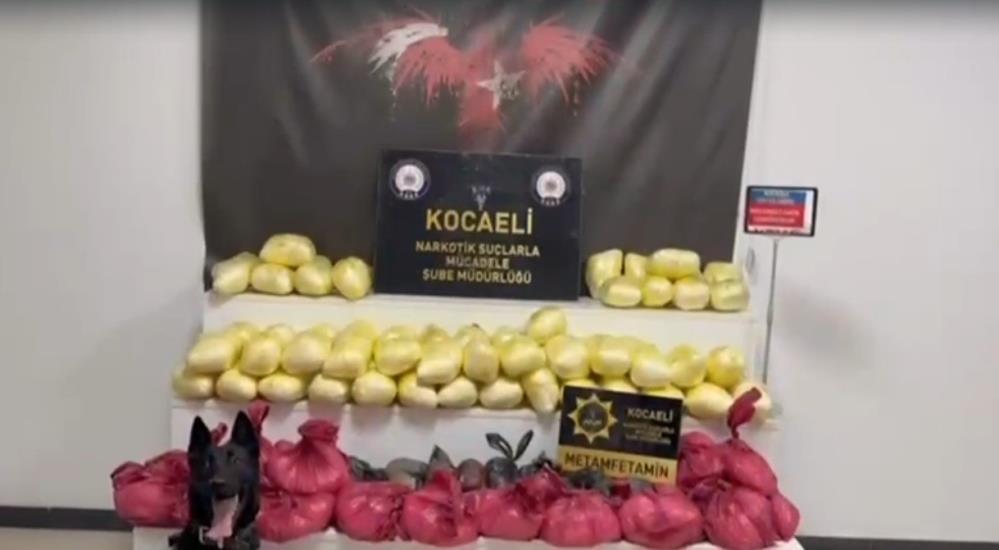 Kocaeli TEM Otoyolu'nda durdurulan bir tırın üzerindeki asfalt silindirinde yapılan