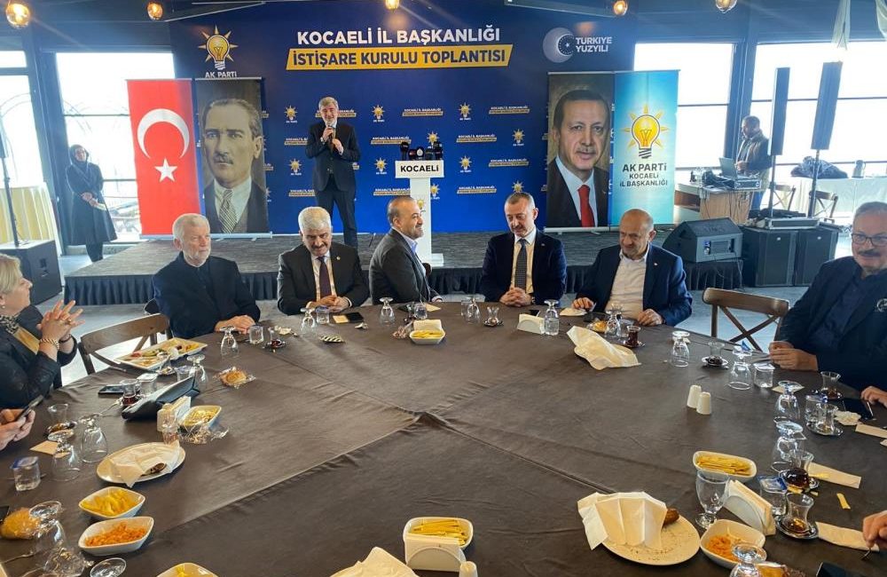 Eski Bakan Osman Pepe, Kocaeli'de yaptığı konuşmada, dünya siyasetindeki belirsizliklere,