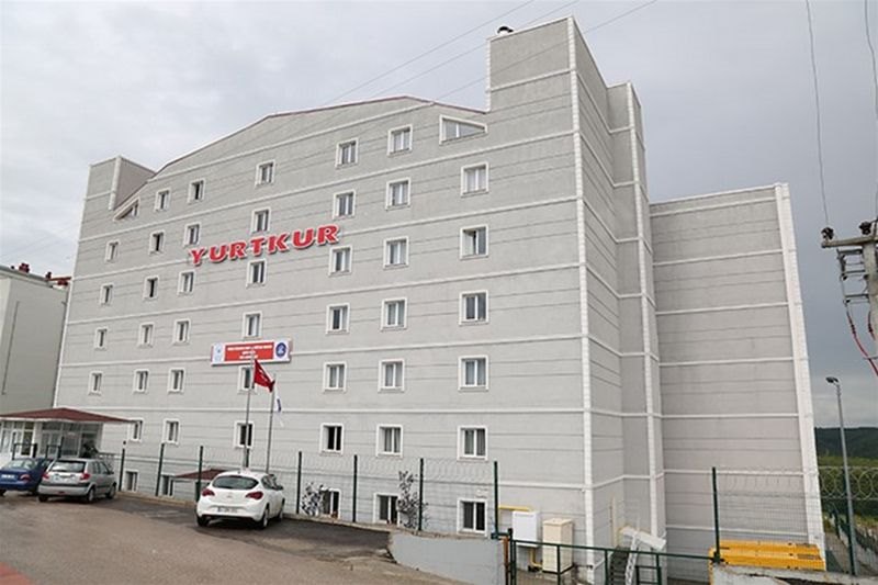 KYK yurtlarında çevre kirliliğine yönelik denetimler sıkılaştırılırken, izmaritini yere atan