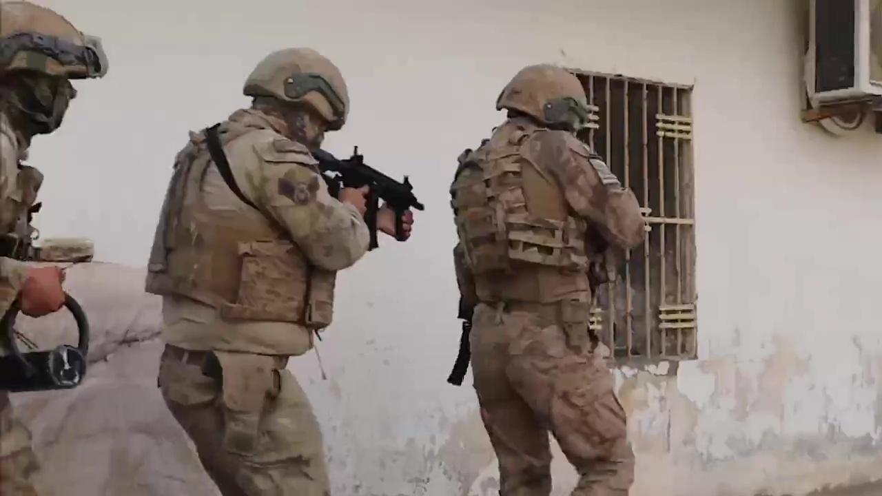 Türkiye genelinde sabah saatlerinde eş zamanlı olarak düzenlenen DEAŞ operasyonlarında,