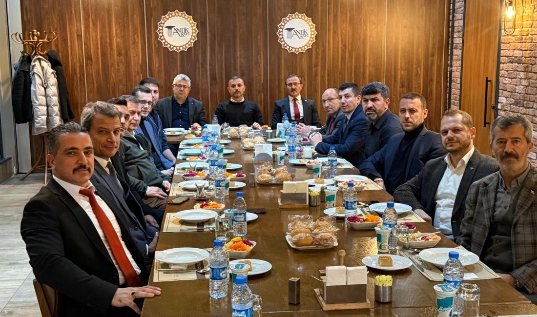 Türkiye Kamu-Sen’e bağlı sendika başkanları, Kocaeli’de düzenlenen istişare toplantısında bir