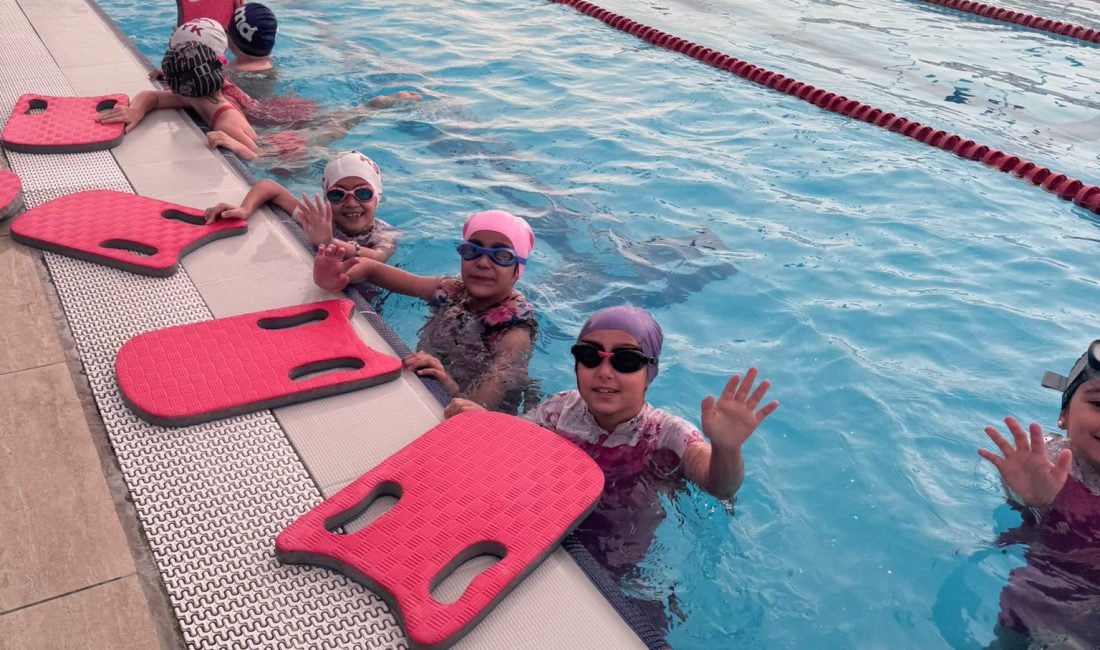 İzmit Belediyesinin ücretsiz yüzme eğitimleri kapsamında 30 Ağustos İlköğretim Okulu