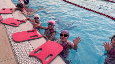 İzmit Belediyesinin ücretsiz yüzme eğitimleri kapsamında 30 Ağustos İlköğretim Okulu