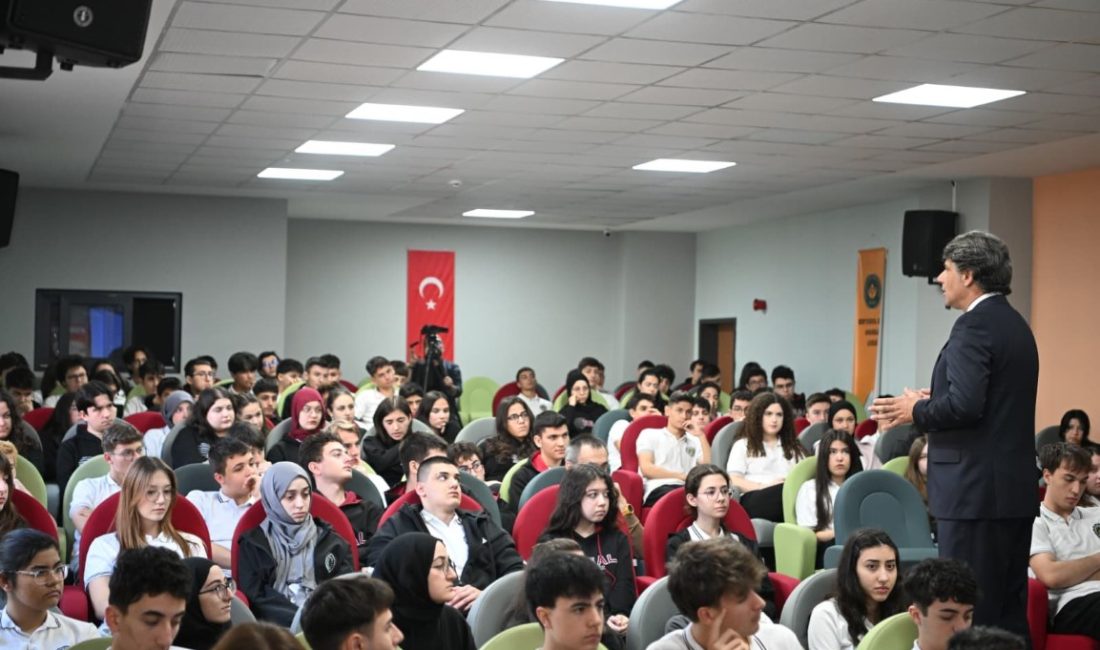 Kartepe Belediye Başkanı Av. M. Mustafa Kocaman, gençlerle bir araya