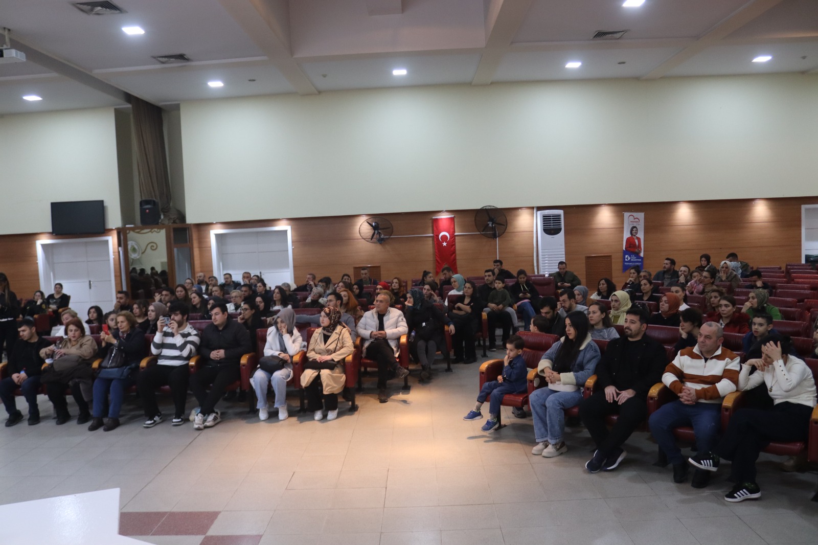 İzmit Belediyesi tarafından düzenlenen Dijital Dünyada Sağlıklı Çocuk Büyütmek panelinde