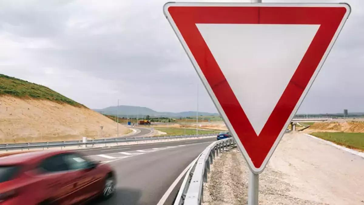 Ulaştırma ve Altyapı Bakanlığı, gereksiz ve mükerrer levhaları kaldırarak yol