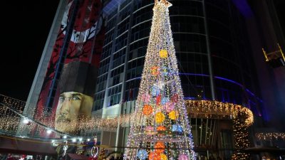 Kocaeli'de vatandaşlar yılbaşı coşkusunu sokaklarda yaşadı. Rengarenk ışıklar ve neşe