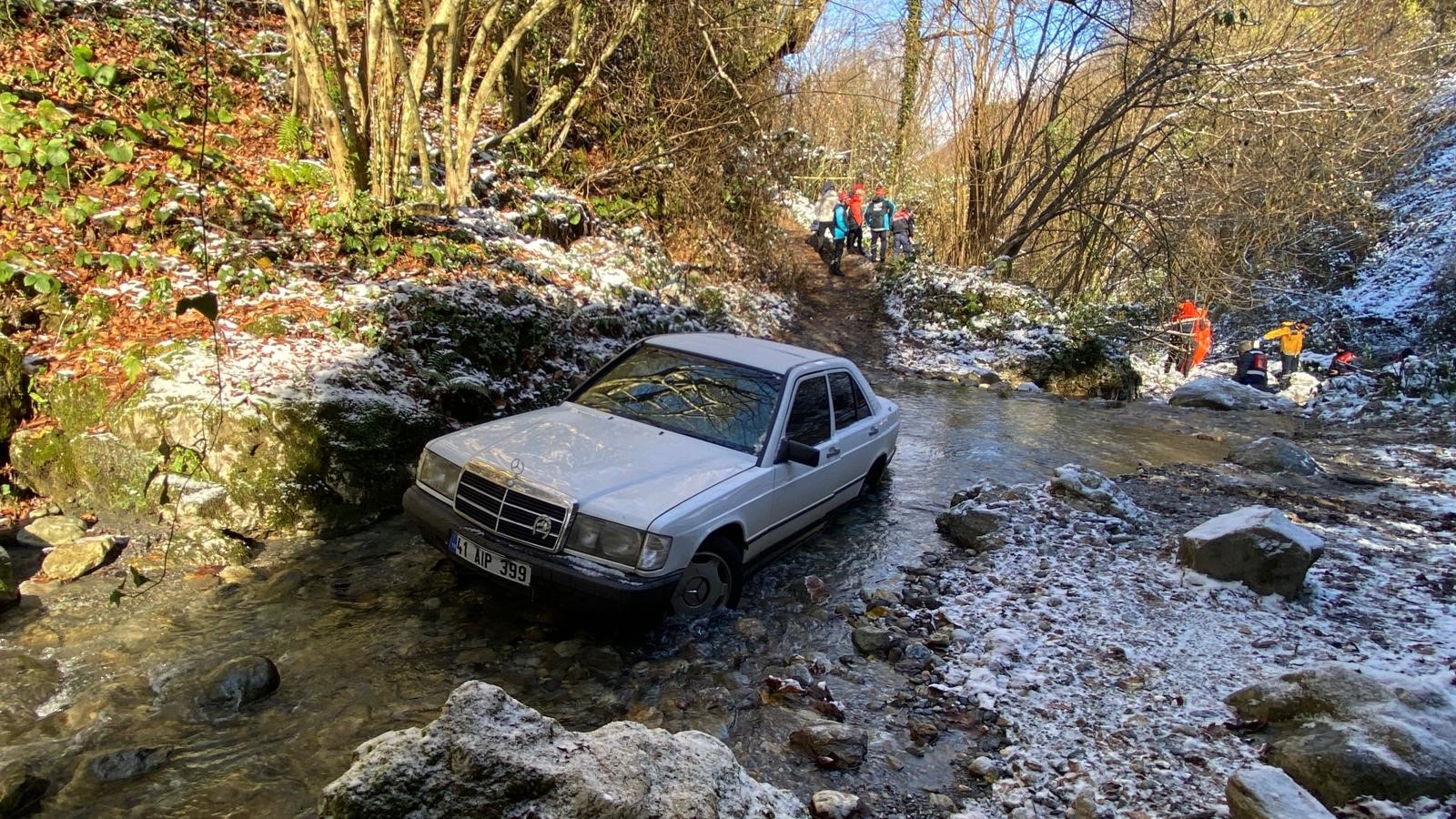 Kocaeli'nin Kartepe ilçesinde ormanlık alanda dere yatağında bir otomobilin fark