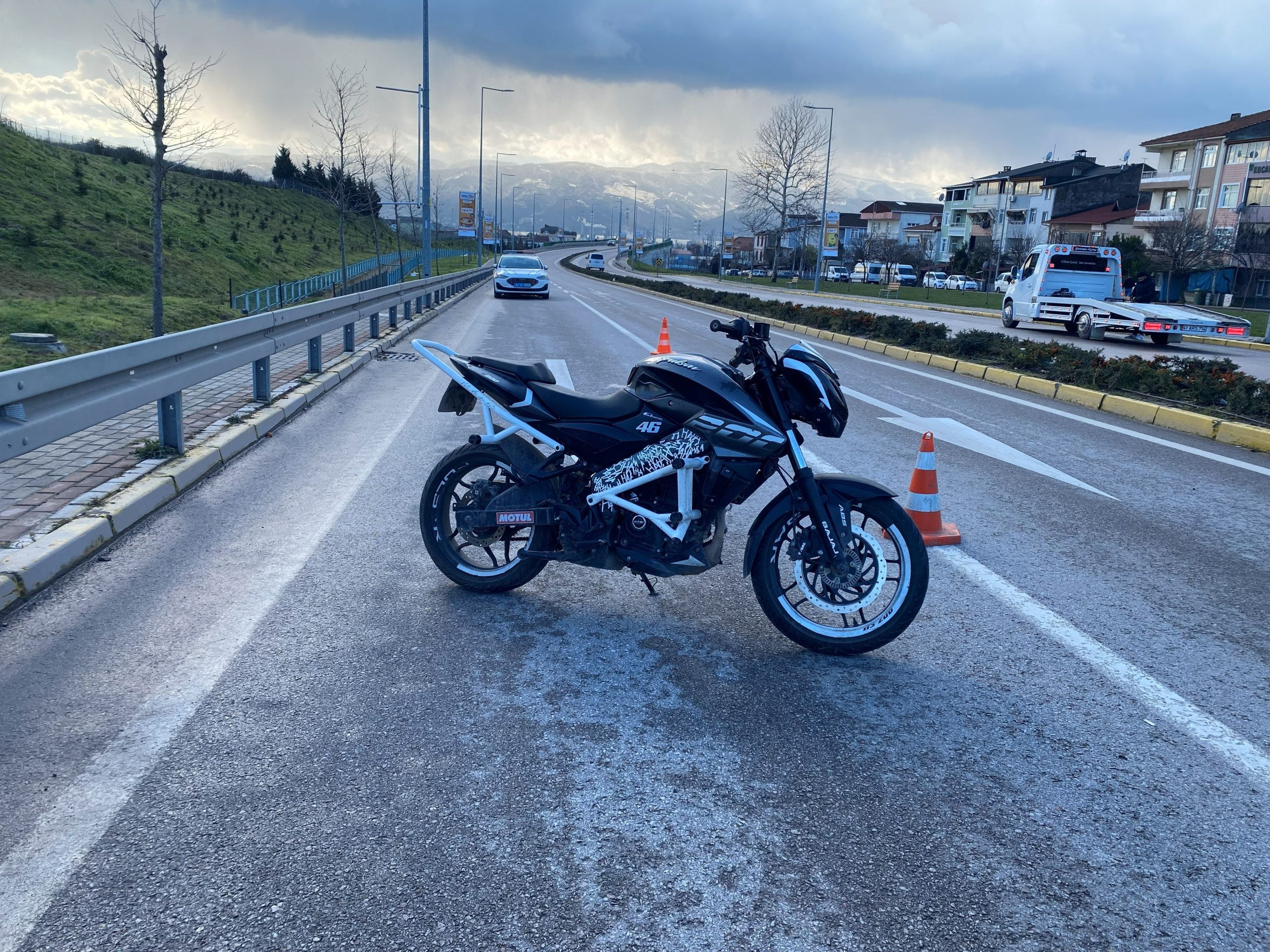 Kocaeli'de uygulamadan kaçarken trafik polisine çarpan motosikletli kısa sürede yakalanırken