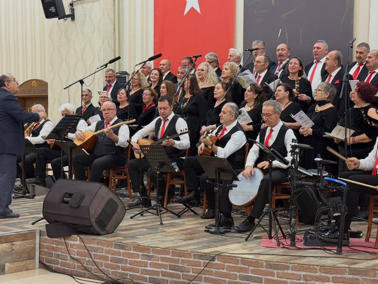 Gölcük Belediyesi Türk Halk Müziği Değirmendere Korosu sanatseverlerle buluştu.