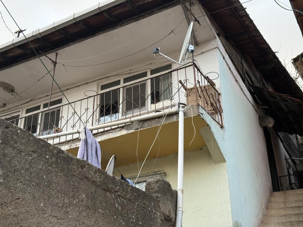 Kocaeli'nin İzmit ilçesinde bir evde meydana gelen zemin çökmesi ve
