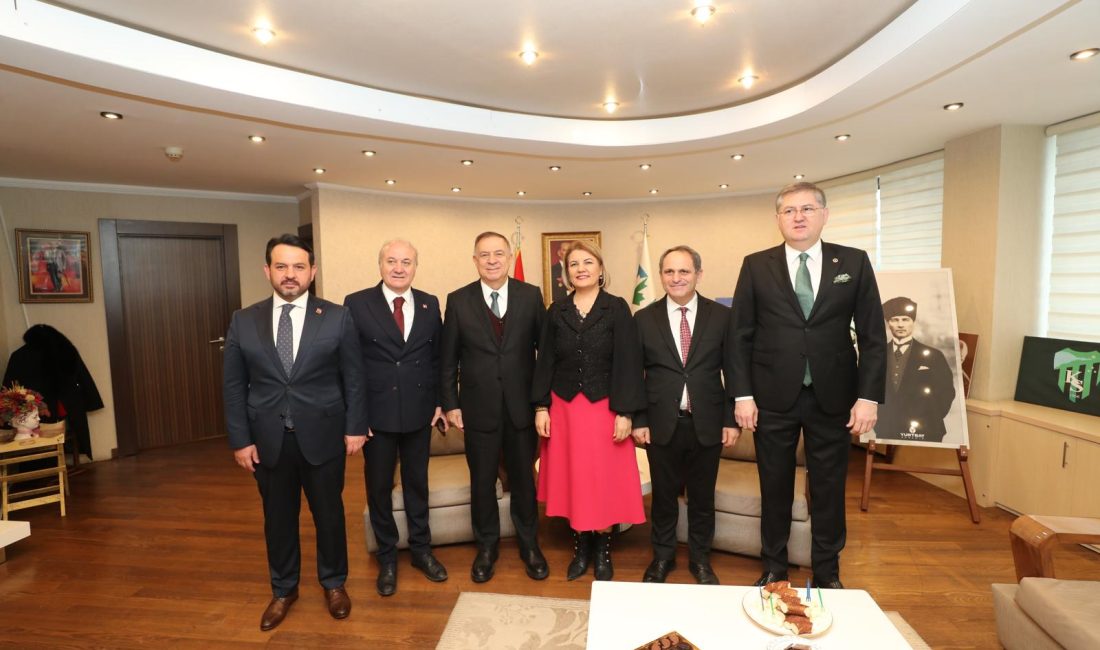 CHP Yerel Yönetimlerden Sorumlu Genel Başkan Yardımcısı Gökan Zeybek, İzmit