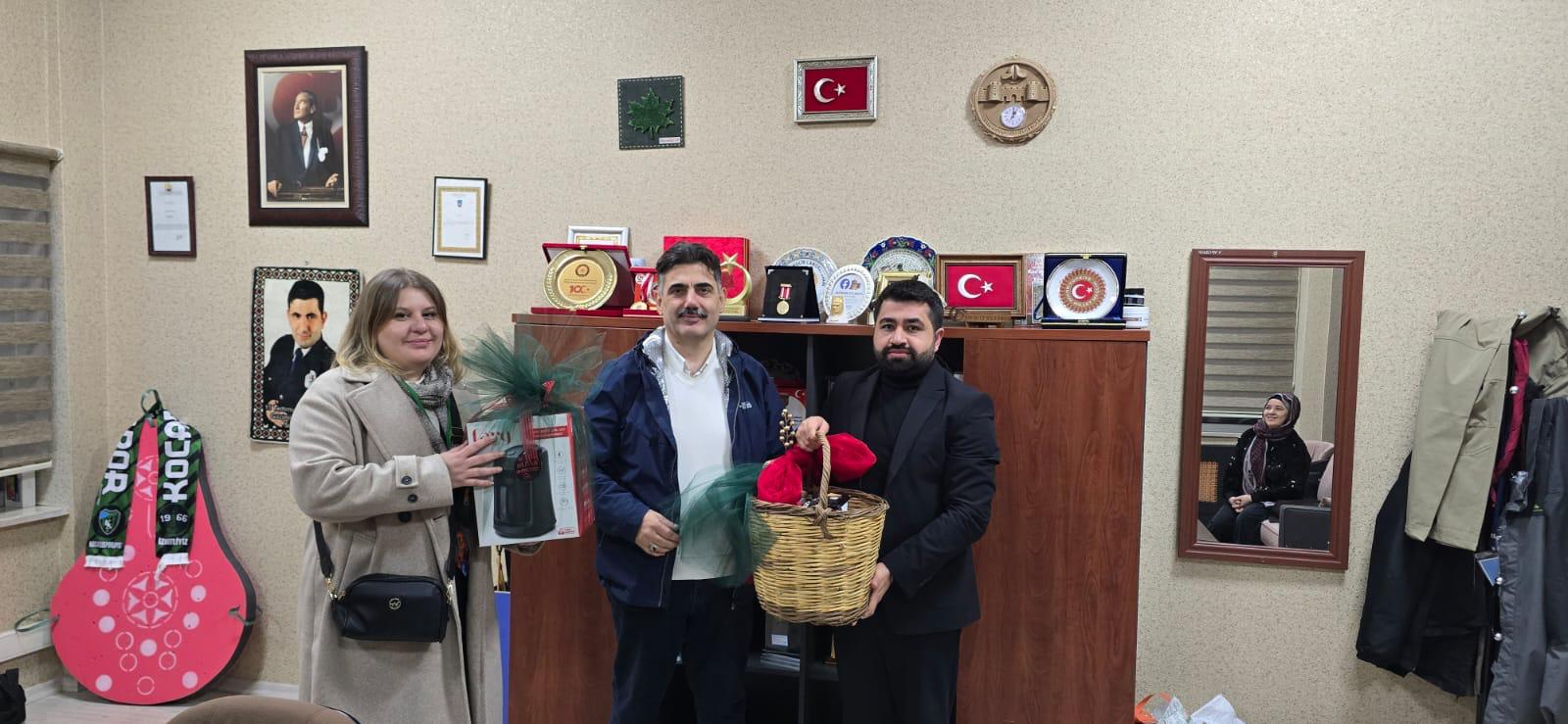 İzmit Belediyesi yöneticileri yılbaşında görevlerinin başında olan sağlık kurumları ve